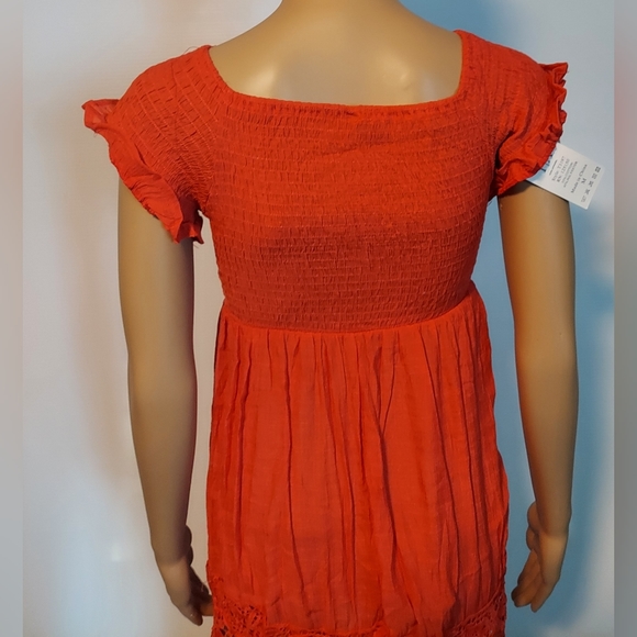 Statement Red: Icon Apparel's Vibrant Short-Sleeve Dress in Size M - Picture 8 of 16